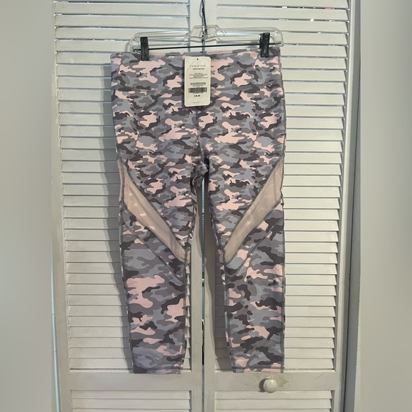 Fabletics NWT Light Camo 3/4 leggings Brogan Mesh Capri - Picture 1 of 5